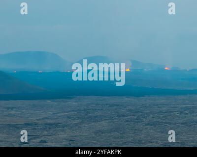 Eruzione del vulcano Fagradalsfjall sulla penisola di Reykjanes; Islanda. Vista a lunga distanza sull'orizzonte. Foto Stock