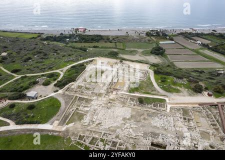 Scenario aereo con droni del luogo archeologico antico di kourion, distretto di Limassol, Cipro, Europa Foto Stock