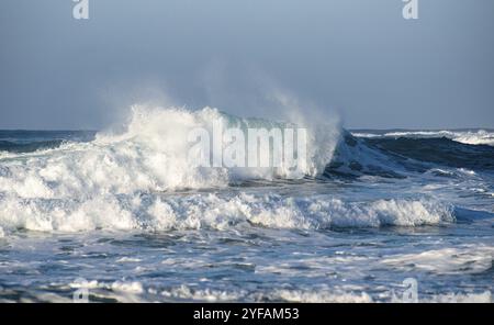 Pericolose onde oceaniche tempeste durante una tempesta di vento in mare Foto Stock