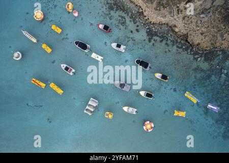 Drone aereo Fotografia di imbarcazioni per sport acquatici ormeggiate al mare. spiaggia di alberi di fico Protaras cipro Foto Stock