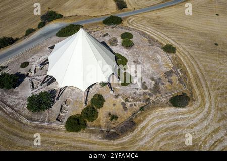 Vista ariale di Kalavasos tinta o tenda, monumento archeologico neolitico. Villaggio di Kalavassos, distretto di Larnaca, Cipro Foto Stock