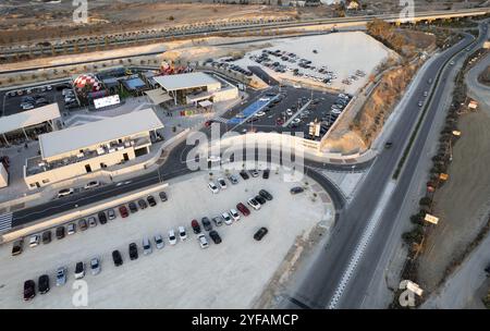 Nicosia, Cipro, ottobre 19 2021: Vista aerea del drone di un moderno incrocio motorwat progettato. Trasporto su strada al centro commerciale Nicosia Cipro Euro Foto Stock