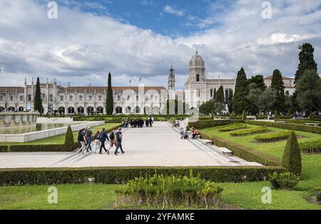 Lisbona, Portogallo, 19 Ottobre 2018: Turistica la gente camminare al di fuori del parco di fronte al Monastero di San Geronimo o Hieronymites monastero vicino fiume Tago mi Foto Stock