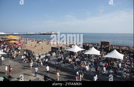 Brighton, Regno Unito, 10 giugno 2023: Folla di inglesi che camminano e si divertono sulla costa della città di brighton. Persone attive all'aperto, Europa Foto Stock