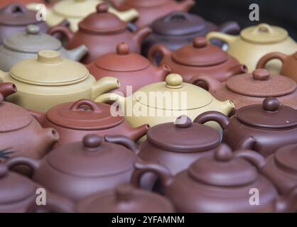 Bellissime teiere in ceramica fatte a mano in vendita su un mercato di antiquariato Foto Stock