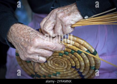 Senior donna da Cipro la tessitura di un cestello tradizionale con ance Foto Stock