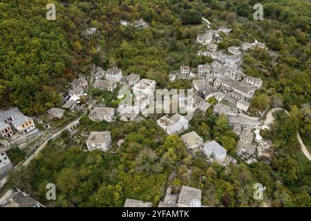 Drone scenario del tradizionale villaggio di Dilofo nella regione centrale di Zagori, Epiro, nell'unità regionale di Ioannina in Grecia Europa Foto Stock