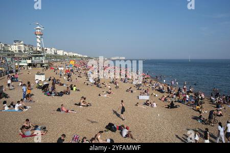 Brighton, Regno Unito, 10 giugno 2023: Folla di cittadini britannici che prendono il sole nuotano e si rilassano in spiaggia in estate. Tempo libero all'aperto, Europa Foto Stock