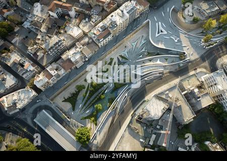 Vista aerea del paesaggio urbano di Nicosia, la capitale di Cipro e Piazza Eleftheria, con moderna architettura futuristica Foto Stock