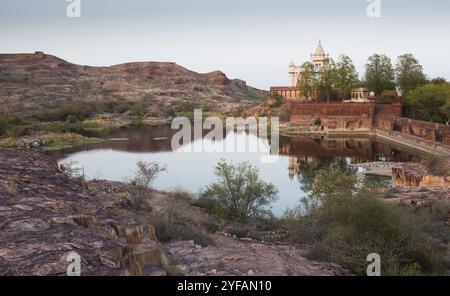 Paesaggio nell'area del famoso mausoleo Jaswant Thada nella città di Jodhpur nello stato Rajasthan in India Foto Stock