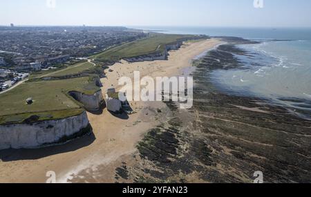 Vista aerea con droni della spiaggia di Botany Bay a Broadstairs Kent, Regno Unito Foto Stock