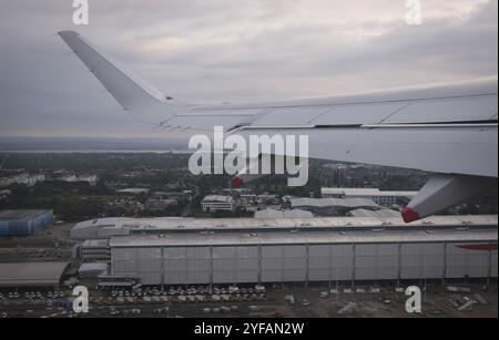 Aereo in volo sopra la città di Londra regno unito. Vista dall'alto dalla finestra dell'aereo dell'ala aerea Foto Stock