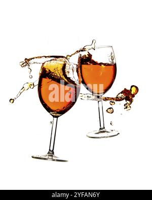 Bicchieri da vino rotti con spruzzi di vino rosso su sfondo bianco Foto Stock
