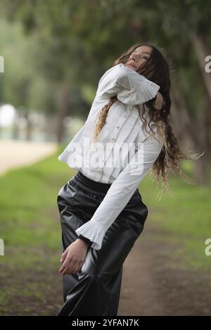 Giovane donna che balla all'aperto. Spettacolo di danza nel parco Foto Stock