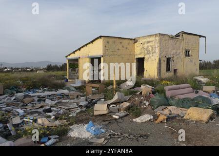 Nicosia, Cipro, 11 marzo 2023: Drone aereo di rifiuti domestici e industriali in natura. Inquinamento ambientale, Europa Foto Stock