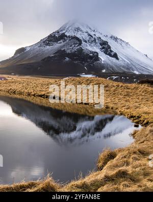 Suggestivo paesaggio islandese con lago e montagne stafell ricoperte di neve nella penisola di snaefellsnes in Islanda. Paesaggi islandesi Foto Stock