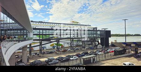 Helsinki, Finlandia, 20 luglio 2024: Porto di Helsinki terminal ovest. Veicoli sul porto pronti per il carico in traghetto. Navetta Tallink per l'Estonia, Europa Foto Stock