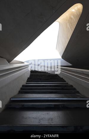 Architettura moderna e scala vuota che conduce ad un luminoso spazio aperto. Piazza Eleftheria Nicosia Cipro Foto Stock