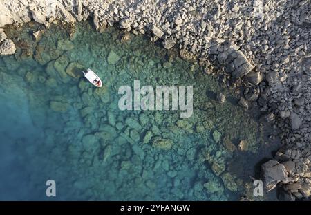 Fotografia aerea con droni della penisola di Capo Greko. Barca nell'oceano. Acque turchesi dell'oceano Foto Stock