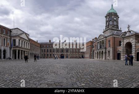 Irlanda, Dublino, 21 luglio 2022: Vista panoramica della città vecchia Trinity College University con architettura classica, Europa Foto Stock