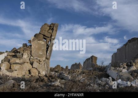 Fattoria abbandonata e in rovina all'aperto. Rovine architettoniche tradizionali in argilla. Luoghi deserti Cipro Foto Stock