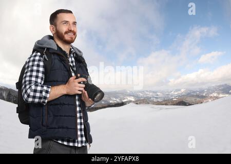 Fotografo con fotocamera e zaino in montagna Foto Stock