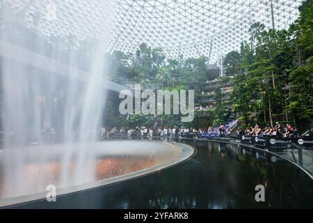 Singapore - 12 agosto 2024: Giardino tropicale al coperto e cascata al centro commerciale Jewel in Changi Airport, progettato da Safdie Architects Foto Stock