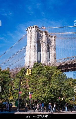 Brooklyn, New York, USA – 28 ottobre 2024: Veduta di una delle torri sospese del Ponte di Brooklyn a Brooklyn, New York, USA. Foto Stock
