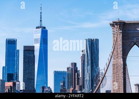 Brooklyn, New York, Stati Uniti d'America – 28 ottobre 2024: Torre sospesa del ponte di Brooklyn con Lower Manhattan a New York, New York, Stati Uniti. Foto Stock