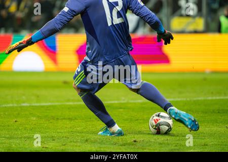 WROCLAW, POLONIA - 14 OTTOBRE 2024: Partita della UEFA Nations League Ucraina - Cechia. Il portiere calcia la palla. Foto Stock