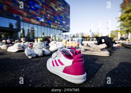 HILVERSUM - i partecipanti si fermano per ricordare le vittime della guerra a Gaza, durante una protesta commemorativa a Mediapark. L'incontro includerà migliaia di paia di scarpe per bambini e un ricordo dei giornalisti palestinesi assassinati. ANP ROBIN VAN LONKHUIJSEN netherlands Out - belgio Out Foto Stock