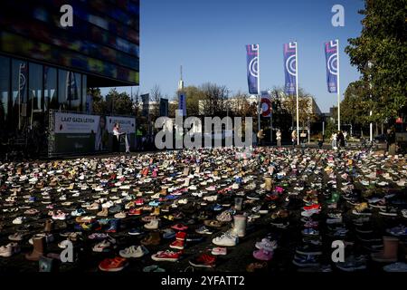 HILVERSUM - i partecipanti si fermano per ricordare le vittime della guerra a Gaza, durante una protesta commemorativa a Mediapark. L'incontro includerà migliaia di paia di scarpe per bambini e un ricordo dei giornalisti palestinesi assassinati. ANP ROBIN VAN LONKHUIJSEN netherlands Out - belgio Out Foto Stock