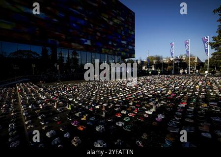 HILVERSUM - i partecipanti si fermano per ricordare le vittime della guerra a Gaza, durante una protesta commemorativa a Mediapark. L'incontro includerà migliaia di paia di scarpe per bambini e un ricordo dei giornalisti palestinesi assassinati. ANP ROBIN VAN LONKHUIJSEN netherlands Out - belgio Out Foto Stock