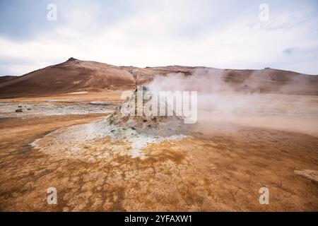 Melpentole bollenti nella zona geotermica Hverir e terra spaccata intorno. Posizione: Zona geotermica di Hverir, regione di Myvatn, parte nord dell'Islanda Foto Stock