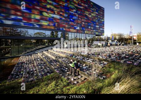 HILVERSUM - i partecipanti si fermano per ricordare le vittime della guerra a Gaza, durante una protesta commemorativa a Mediapark. L'incontro includerà migliaia di paia di scarpe per bambini e un ricordo dei giornalisti palestinesi assassinati. ANP ROBIN VAN LONKHUIJSEN netherlands Out - belgio Out Foto Stock