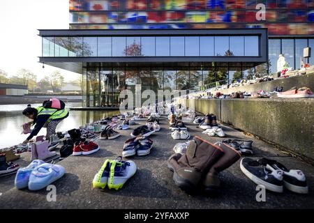 HILVERSUM - i partecipanti si fermano per ricordare le vittime della guerra a Gaza, durante una protesta commemorativa a Mediapark. L'incontro includerà migliaia di paia di scarpe per bambini e un ricordo dei giornalisti palestinesi assassinati. ANP ROBIN VAN LONKHUIJSEN netherlands Out - belgio Out Foto Stock