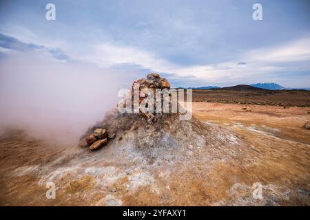 Melpentole bollenti nella zona geotermica Hverir e terra spaccata intorno. Posizione: Zona geotermica di Hverir, regione di Myvatn, parte nord dell'Islanda Foto Stock