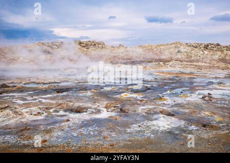 Melpentole bollenti nella zona geotermica Hverir e terra spaccata intorno. Posizione: Zona geotermica di Hverir, regione di Myvatn, parte nord dell'Islanda Foto Stock