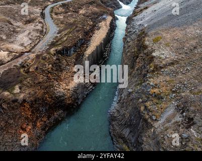 Epica vista aerea del canyon di basalto degli studlagil, Islanda. Una delle visite turistiche naturalistiche più meravigliose dell'Islanda. Foto Stock