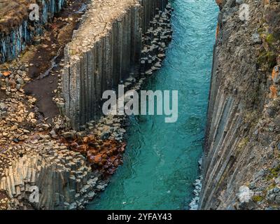 Epica vista aerea del canyon di basalto degli studlagil, Islanda. Una delle visite turistiche naturalistiche più meravigliose dell'Islanda. Foto Stock