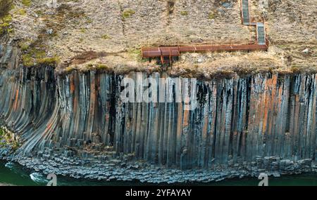 Epica vista aerea del canyon di basalto degli studlagil, Islanda. Una delle visite turistiche naturalistiche più meravigliose dell'Islanda. Foto Stock