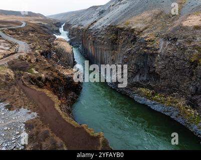 Epica vista aerea del canyon di basalto degli studlagil, Islanda. Una delle visite turistiche naturalistiche più meravigliose dell'Islanda. Foto Stock