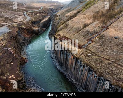 Epica vista aerea del canyon di basalto degli studlagil, Islanda. Una delle visite turistiche naturalistiche più meravigliose dell'Islanda. Foto Stock