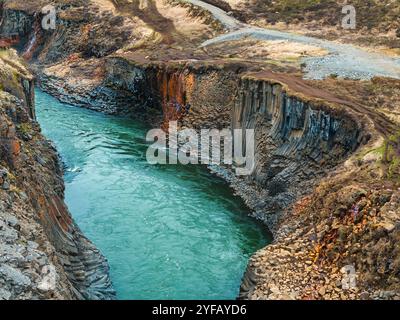 Epica veduta aerea dello Studlagil Basalt Canyon, Islanda - uno dei più meravigliosi luoghi di interesse naturalistico in Islanda Foto Stock