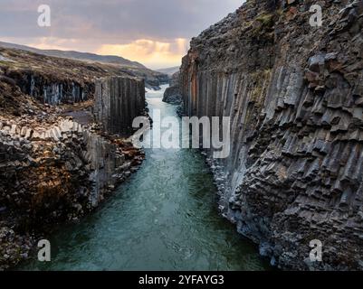 Epica vista aerea del canyon di basalto degli studlagil, Islanda. Una delle visite turistiche naturalistiche più meravigliose dell'Islanda. Foto Stock