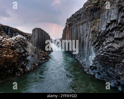 Epica vista aerea del canyon di basalto degli studlagil, Islanda. Una delle visite turistiche naturalistiche più meravigliose dell'Islanda. Foto Stock