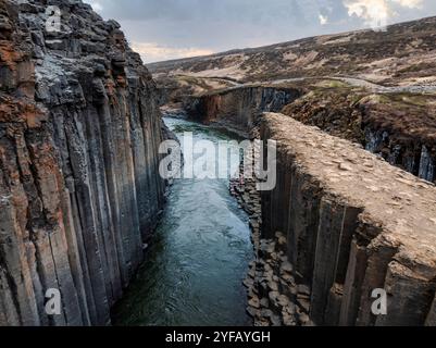Epica vista aerea del canyon di basalto degli studlagil, Islanda. Una delle visite turistiche naturalistiche più meravigliose dell'Islanda. Foto Stock