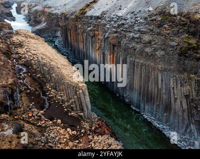 Epica vista aerea del canyon di basalto degli studlagil, Islanda. Una delle visite turistiche naturalistiche più meravigliose dell'Islanda. Foto Stock