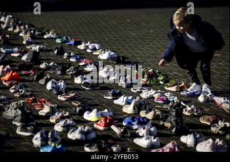 HILVERSUM - i partecipanti si fermano per ricordare le vittime della guerra a Gaza, durante una protesta commemorativa a Mediapark. L'incontro includerà migliaia di paia di scarpe per bambini e un ricordo dei giornalisti palestinesi assassinati. ANP ROBIN VAN LONKHUIJSEN netherlands Out - belgio Out Foto Stock