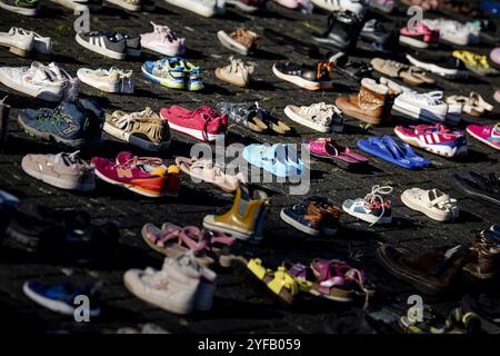 HILVERSUM - i partecipanti si fermano per ricordare le vittime della guerra a Gaza, durante una protesta commemorativa a Mediapark. L'incontro includerà migliaia di paia di scarpe per bambini e un ricordo dei giornalisti palestinesi assassinati. ANP ROBIN VAN LONKHUIJSEN netherlands Out - belgio Out Foto Stock